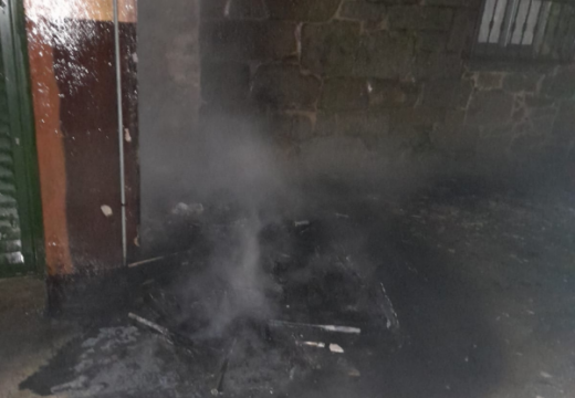 Incendio no mobiliario dunha terraza dun local de hostalaría na rúa María Mariño, no Concello da Pobra do Caramiñal